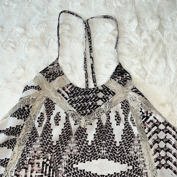 Lace Detailed Tank Top - Picture 2 of 2